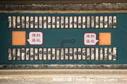 把板對(duì)板連接器全部移除，發(fā)現(xiàn)其下方板子共有兩個(gè)裸銅的方形設(shè)計(jì)。